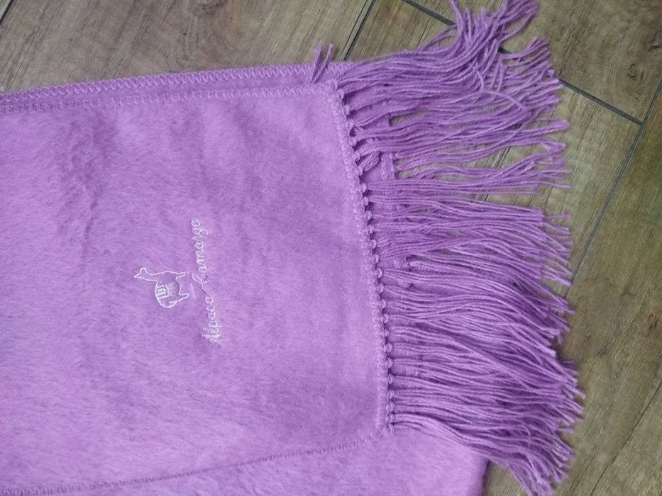 Теплий, м'який та натуральний шарф для холодних зимових днів.