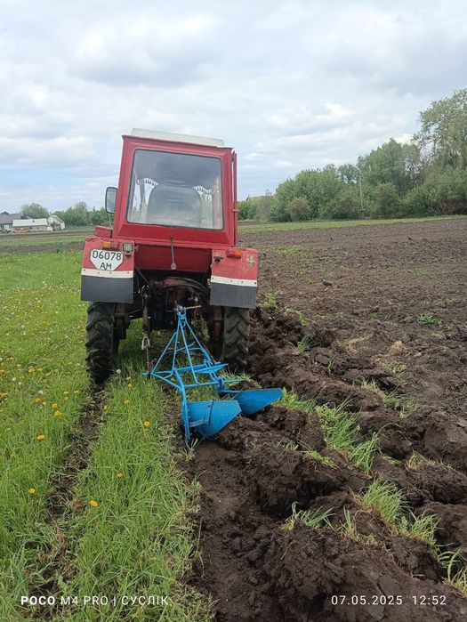 Продам трактор т25 з  плугом