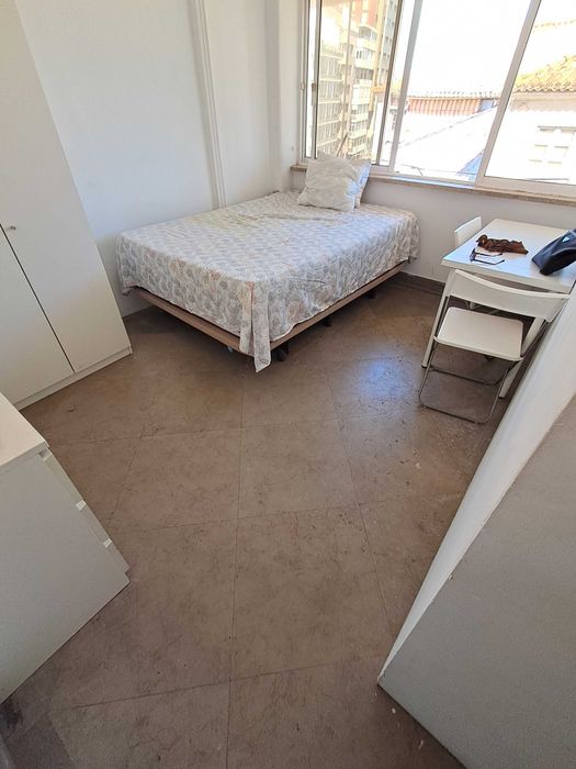 Quartos para CASAL. Centro Lisboa. Entrada IMEDIATA.