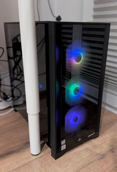 Komputer stacjonarny wraz z monitorem