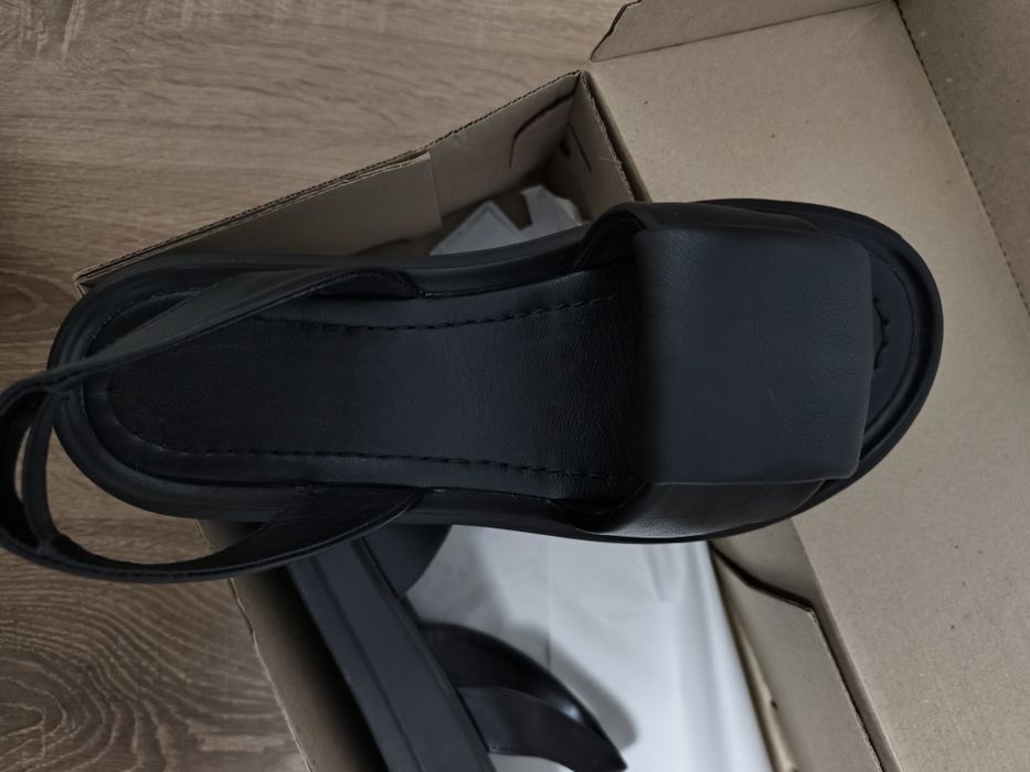 Босоніжки жіночі