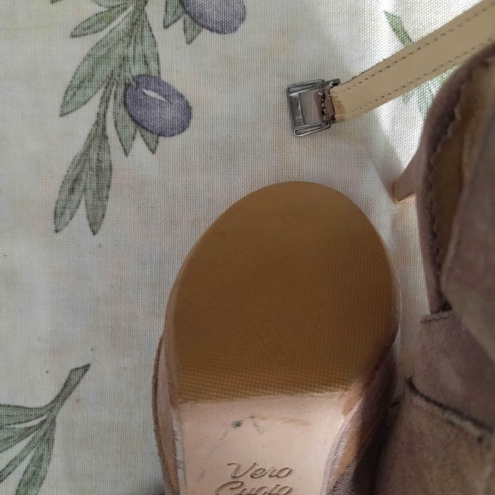 Botins em pele peep toe café com leite compensados da VERO CUOIO T.36