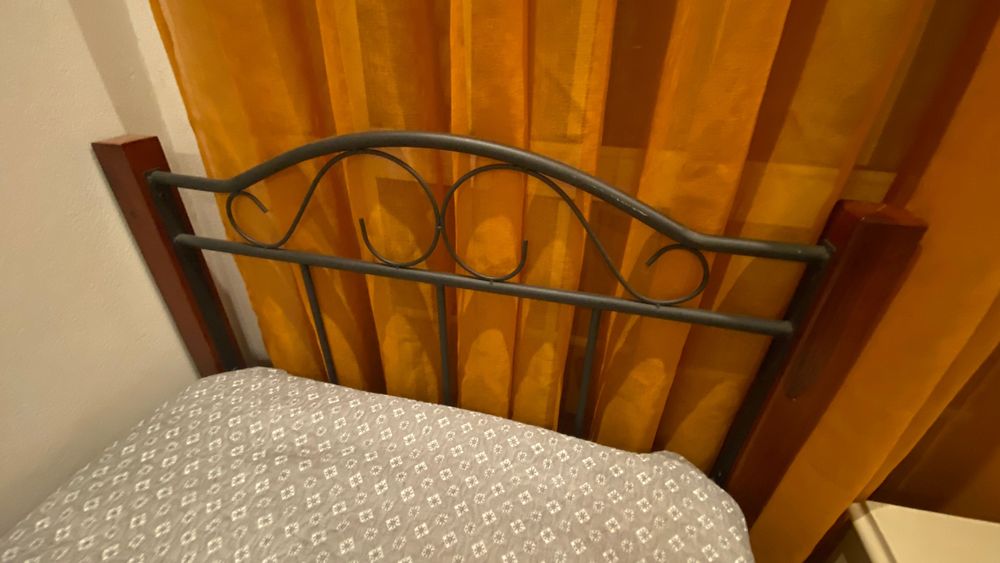 Cama individual com colchão