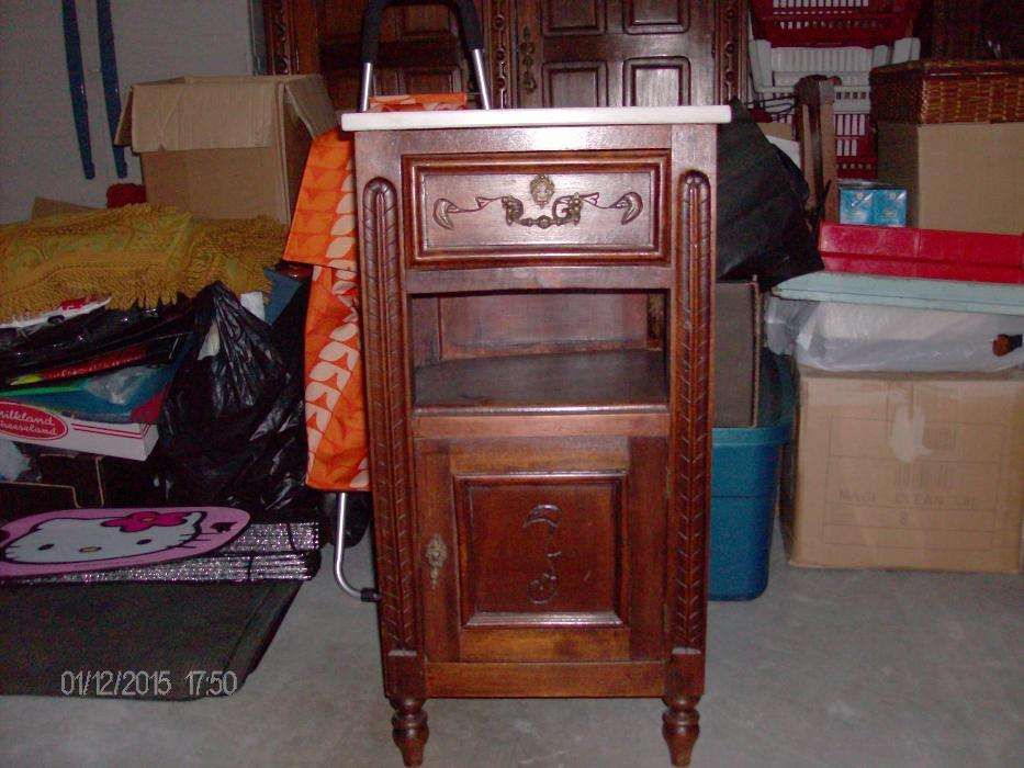 Mobília de quarto de casal em castanho