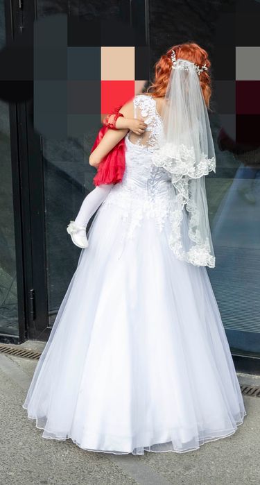 Suknia ślubna z welonem