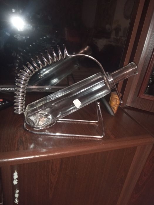 Stojak na wino z karawką