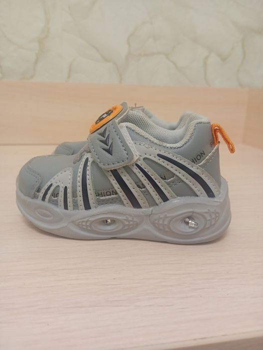 Дитячі кросівки.