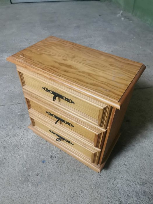 Mesa de Cabeceira em Madeira (3 Gavetas) - Estilo Rústico