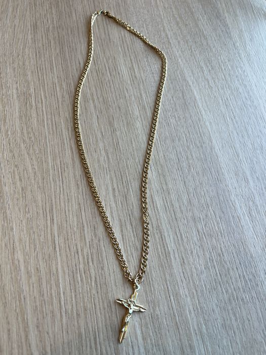 Złoty łańcuszek z krzyżem