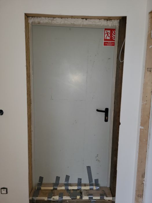 Drzwi techniczne 90x205 używane.