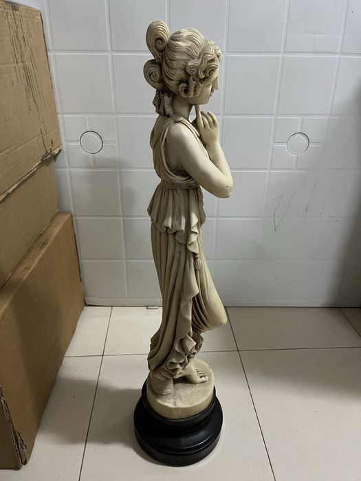 Estátua decorativa com base