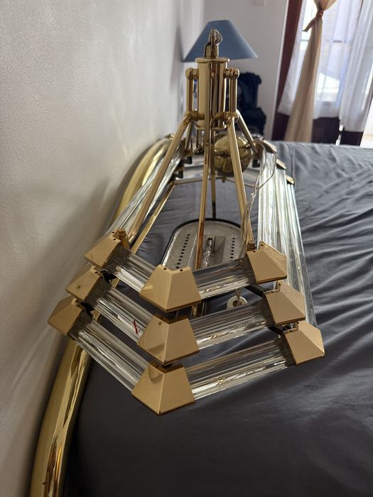 Luminaria em Metal dourado com Laminas de Vidro com detalhes Dourado.