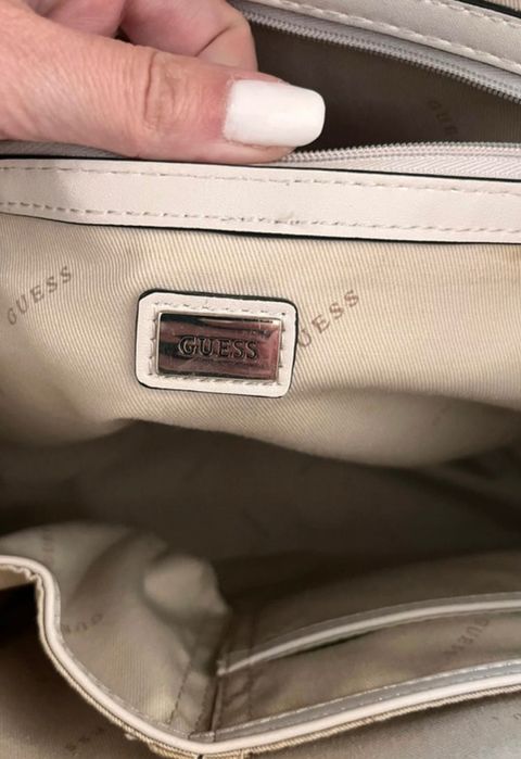 Pikowana torebka Guess