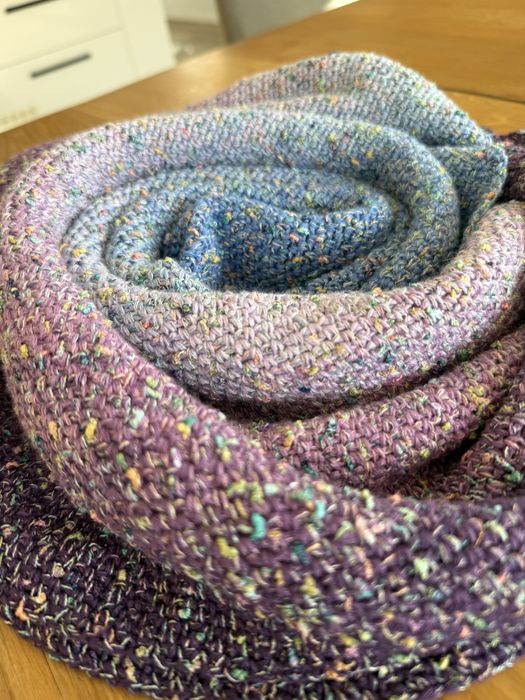 Chusta ombre na szydełku z pastelowymi nopkami - klasyk