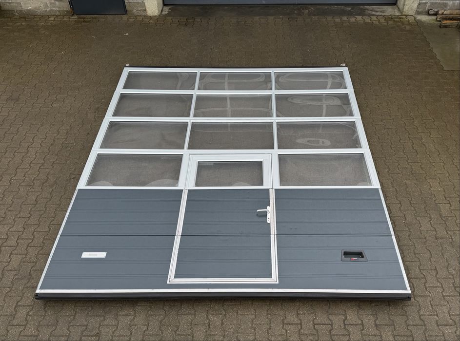 Brama 350 x 400 z drzwiami panelowa segmentowa garażowa przemysłowa