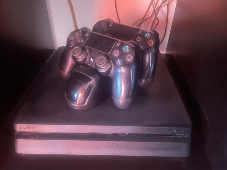 Consola Ps4 com 3 jogos