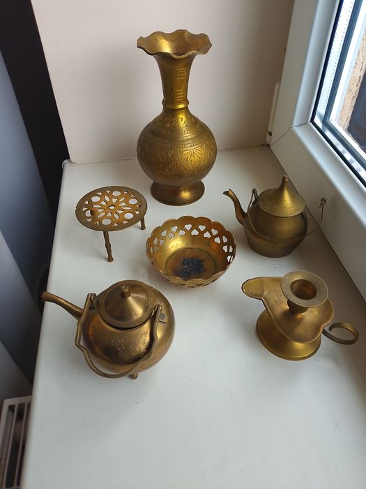 Kolekcja mosiężnych naczyń i akcesoriów dekoracyjnych,