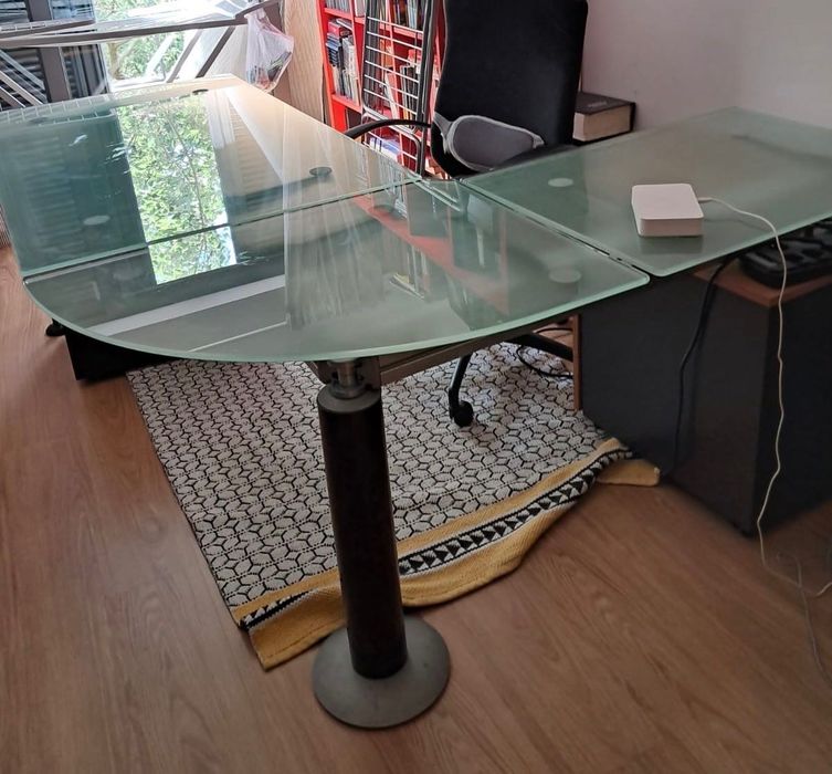 Mesa de escritório em vidro