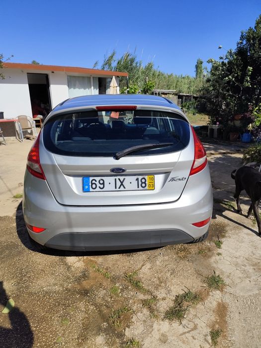 Ford Fiesta | 150.000 km | Rádio touchscreen | Bom estado