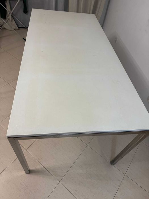 Mesa Retangular Branca com Estrutura Metálica