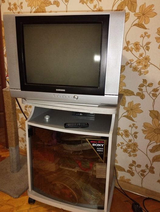 Продається тумбочка під телевізар, можна окремо,можна з телевізором