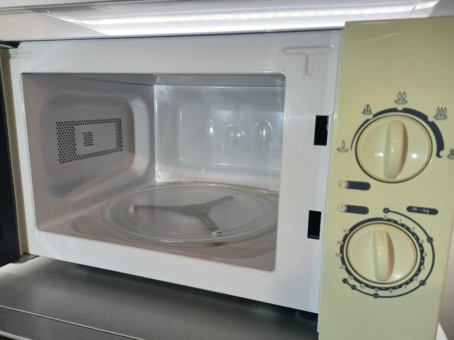 Micro-ondas Branco 20L (Analógico / Mecânico) – Como Novo