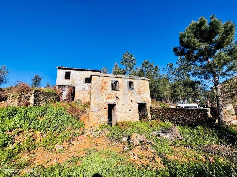 Ruína para reconstrução implantada em terreno com boa vista, a confron — Aguda, Leiria