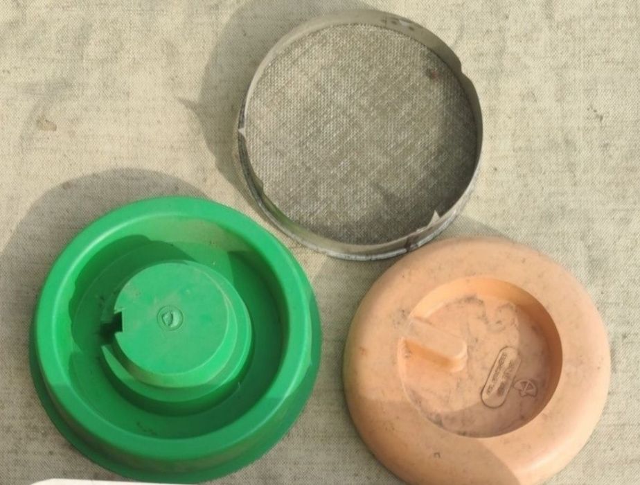 Пчеловодческий инвентарь , остатки от пасеки