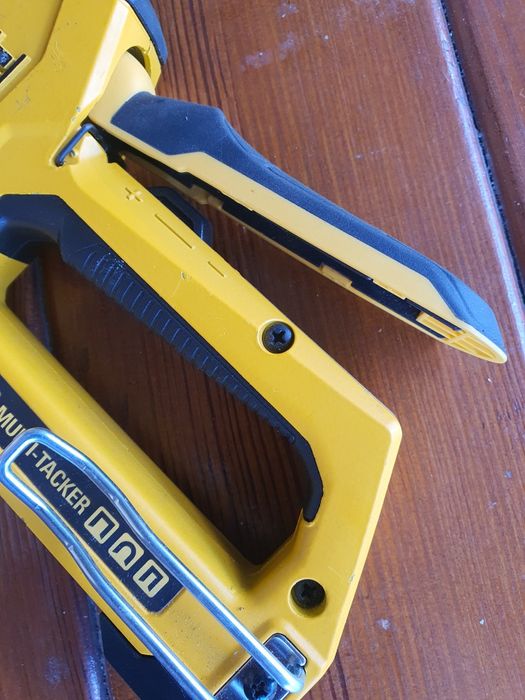 Степлер Dewalt multi-tacker.