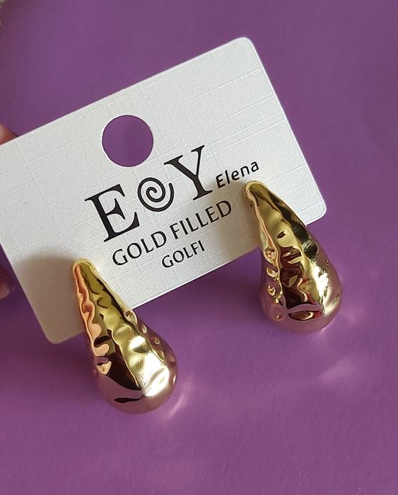 Brincos "gota" dourados e prateados. De pico.