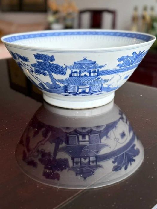 Grande taça chinesa em porcelana azul e branca, pagode de Cantão