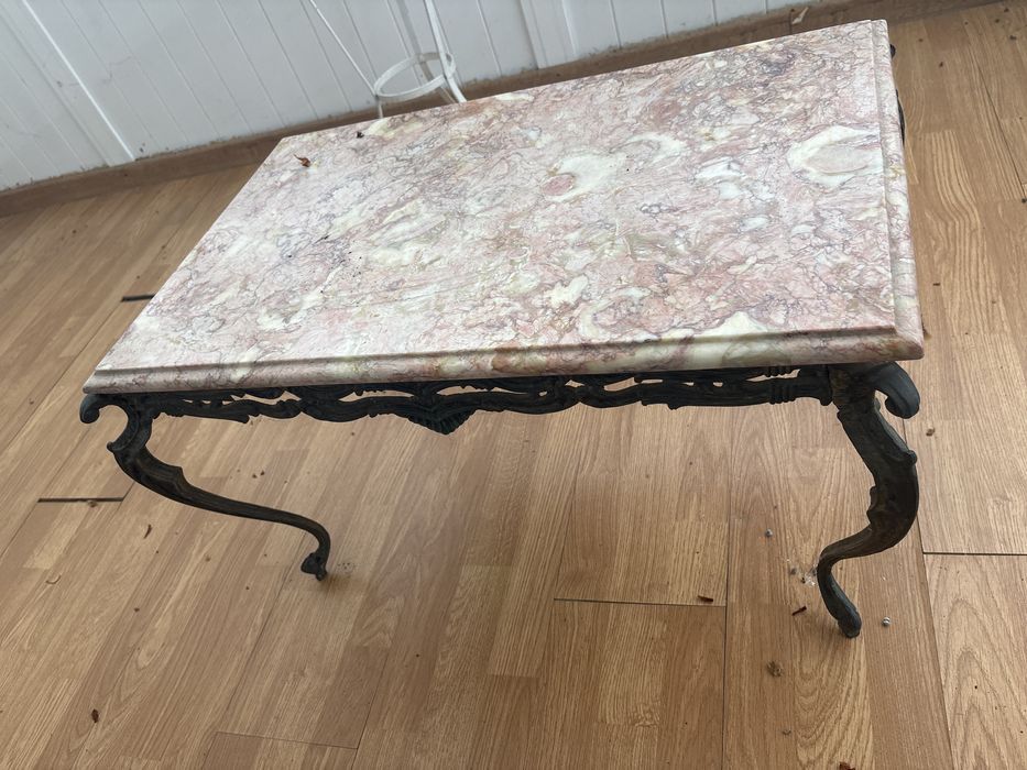 Mesa pequena de marmore antiga em bom estado