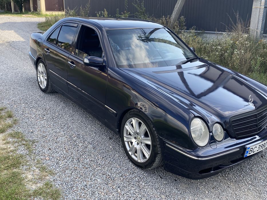 Мерседес Бенс Е210.