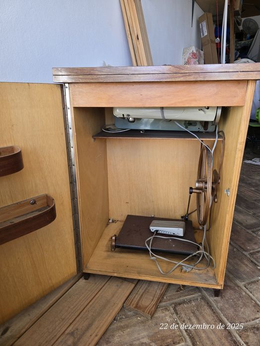 Máquina costura OLIVA com móvel