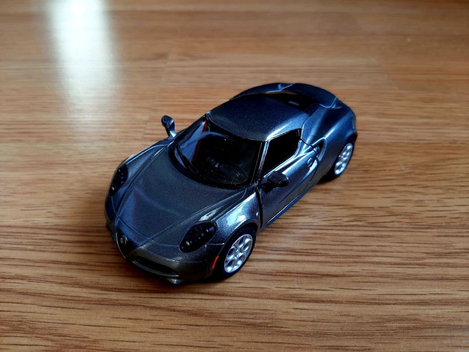 Машинка колекційна Alfa Romeo 4C, металева. Kinsmart.