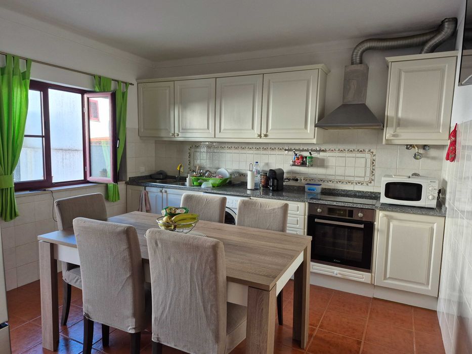 Vende-se moradia T4 com quintal e garagem