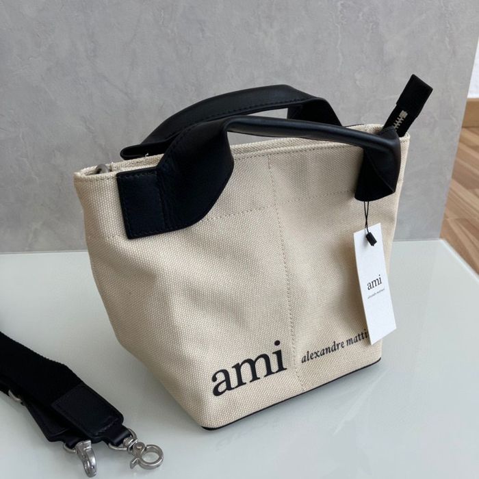 Сумочка бренду Ami mini  у наявності