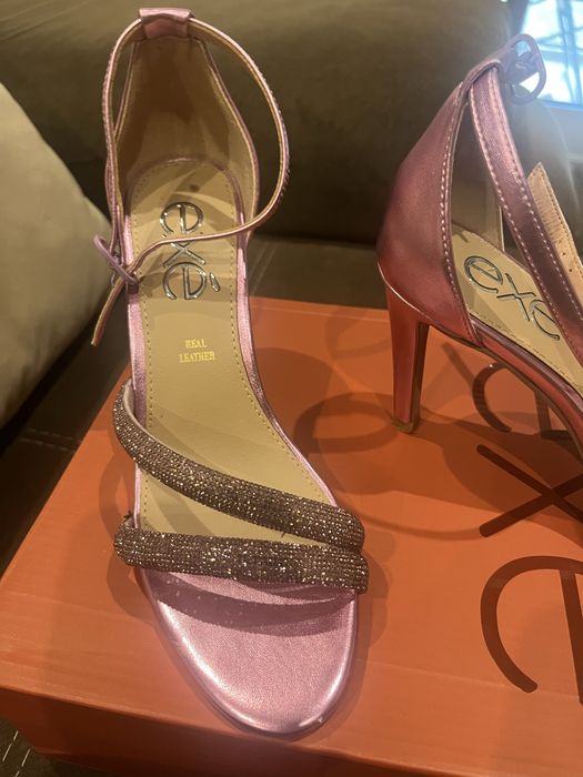 Sandalias Exe rosa usadas aoenas uma vez