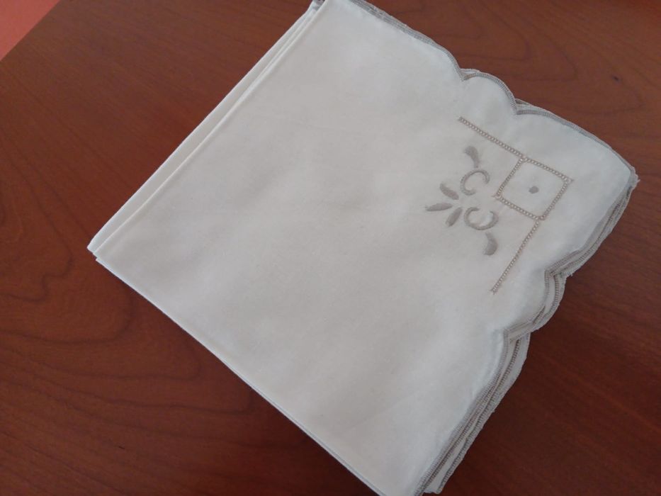 12 guardanapos de tecido e toalha de mesa de oferta
Toalha de mesa de 150 cm de diâmetro de oferta.
Toalha de mesa de 150 cm de diâmetro de oferta.