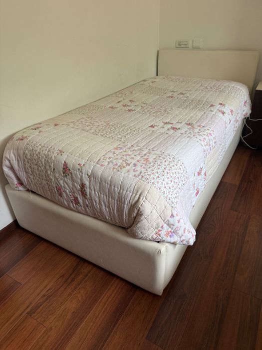 Cama de solteiro com cabeceira e contentor