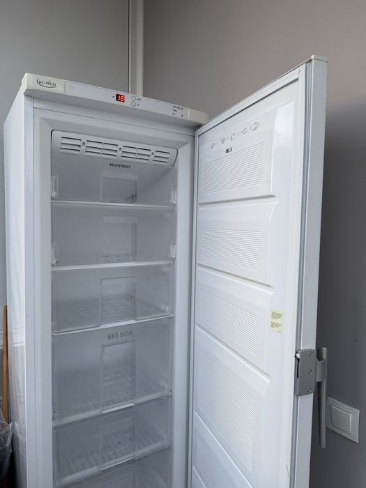 Продаю морозильну камеру Vestfrost 185см No Frost 270л