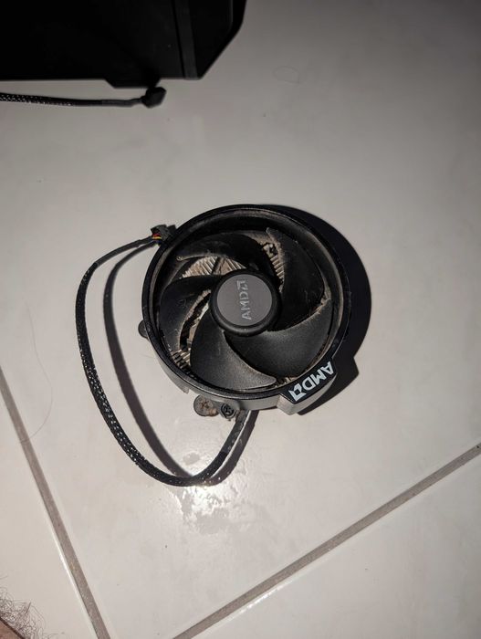 CPU Amd Ryzen 5 3600 + AMD cooler