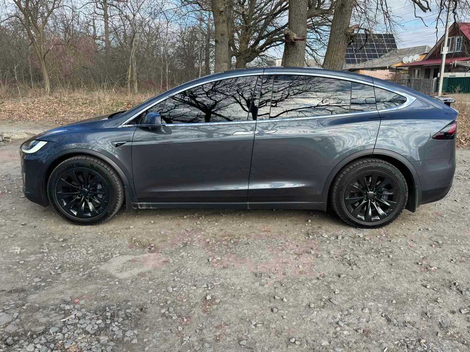 Tesla Model X 2018 рік