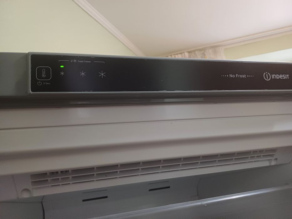 Морозильна камера Indesit DFZ 4150.1 срібна