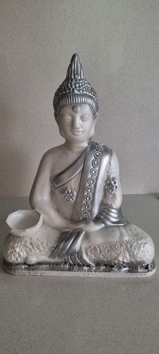 Estátua buda branca e cinza