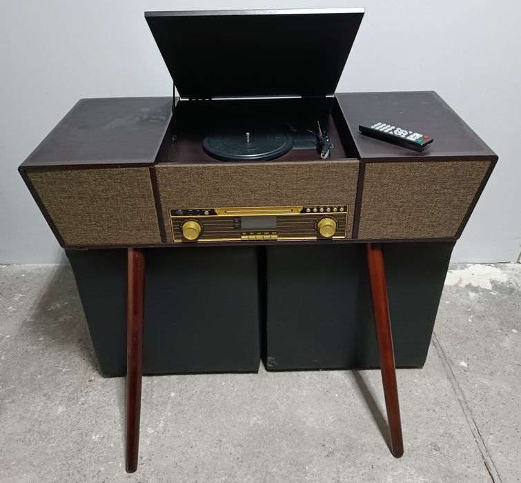 Radio Gramofon  na nogach