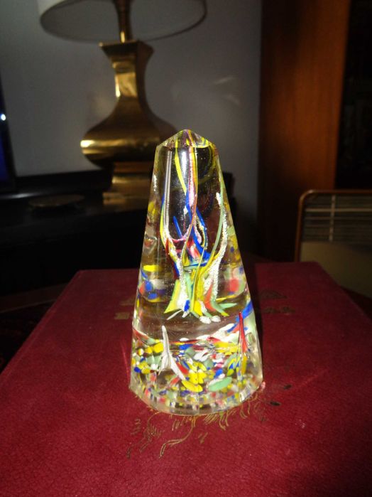 Pisa-papéis em forma de Pirâmide