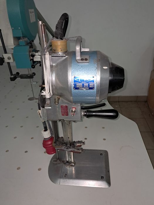 Sprzedam  pakiet ,podklejarkę ,nóż, overlock,renderkę, dwuigłówkę,stęb