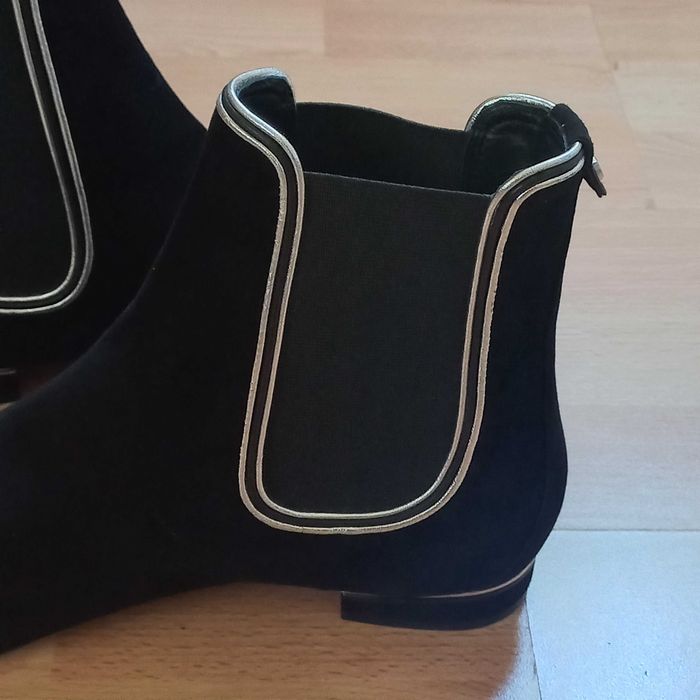 Botins pretas, da marca Salvator Ferragamo.