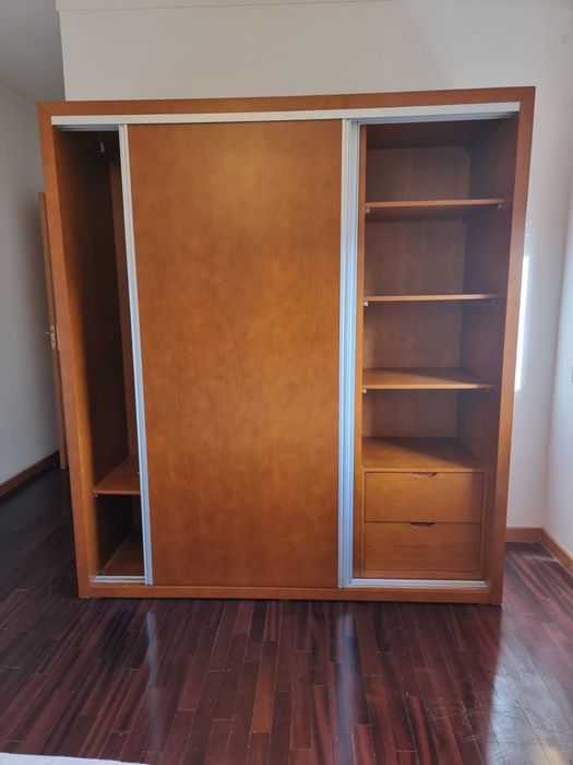 Quarto Completo em Madeira Maciça – Cama de Casal + Roupeiro + Cómoda + Mesas de Cabeceira + Banco